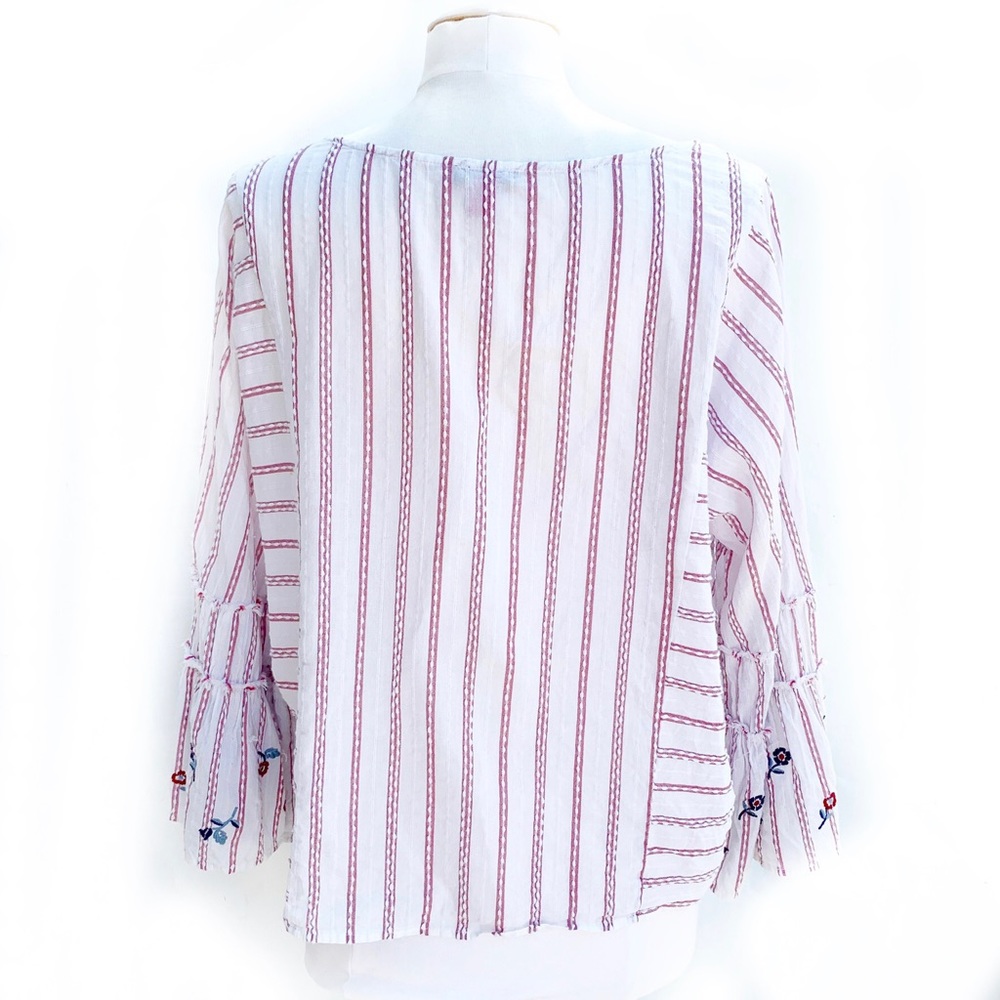 🎉HP🎉 Vince Camuto Embroidered Floral Top with embellished Sleeves